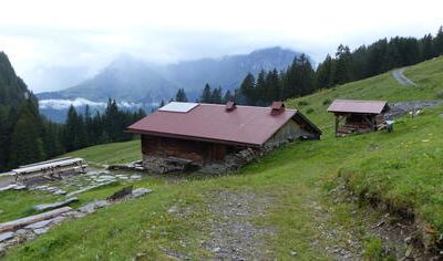 Refuge de Véran : Un chalet rustique niché dans les alpages de haute-Savoie